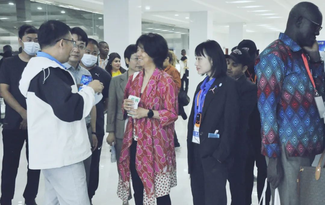 北京大学南南合作与发展学院教授、全球伙伴关系主任周咏梅一行莅临米兰(中国)平舆瑞亚牧业参观调研 北京大学南南合作与发展学院教授、全球伙伴关系主任周咏梅一行莅临米兰(中国)平舆瑞亚牧业参观调研