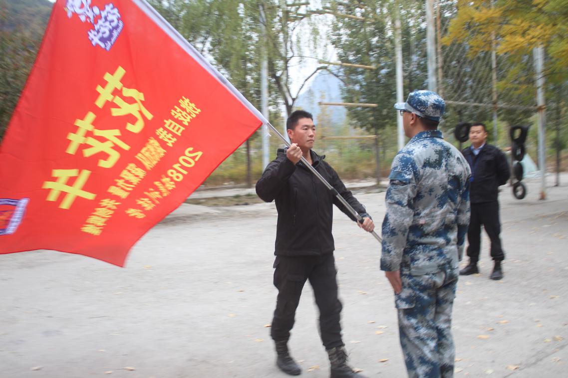 组织开展户外拓展训练活动 组织开展户外拓展训练活动