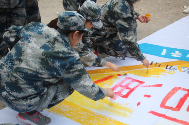 组织开展户外拓展训练活动 组织开展户外拓展训练活动