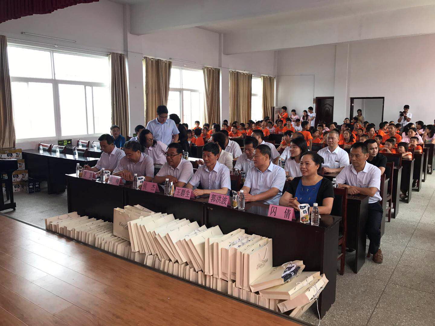 “关爱特殊儿童,让爱洒满人间—米兰(中国)乳业集团2018中国小康牛奶行动” 公益助学泌阳捐赠仪式 “关爱特殊儿童,让爱洒满人间—米兰(中国)乳业集团2018中国小康牛奶行动” 公益助学泌阳捐赠仪式