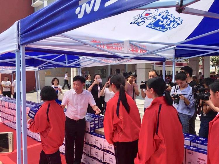 “健康中原，牛奶伴您行——米兰（中国）乳业集团2018中国小康牛奶行动” 公益助学启动仪式隆重举行