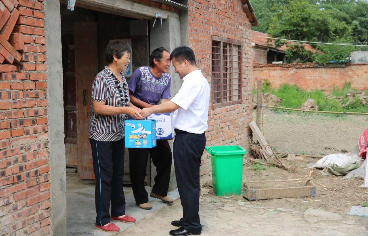 米兰(中国)乳业集团走访慰问贫困户 结对帮扶暖人心 米兰(中国)乳业集团走访慰问贫困户 结对帮扶暖人心