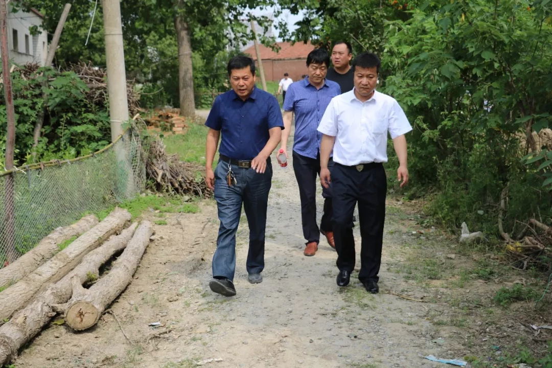 米兰(中国)乳业集团走访慰问贫困户 结对帮扶暖人心 米兰(中国)乳业集团走访慰问贫困户 结对帮扶暖人心