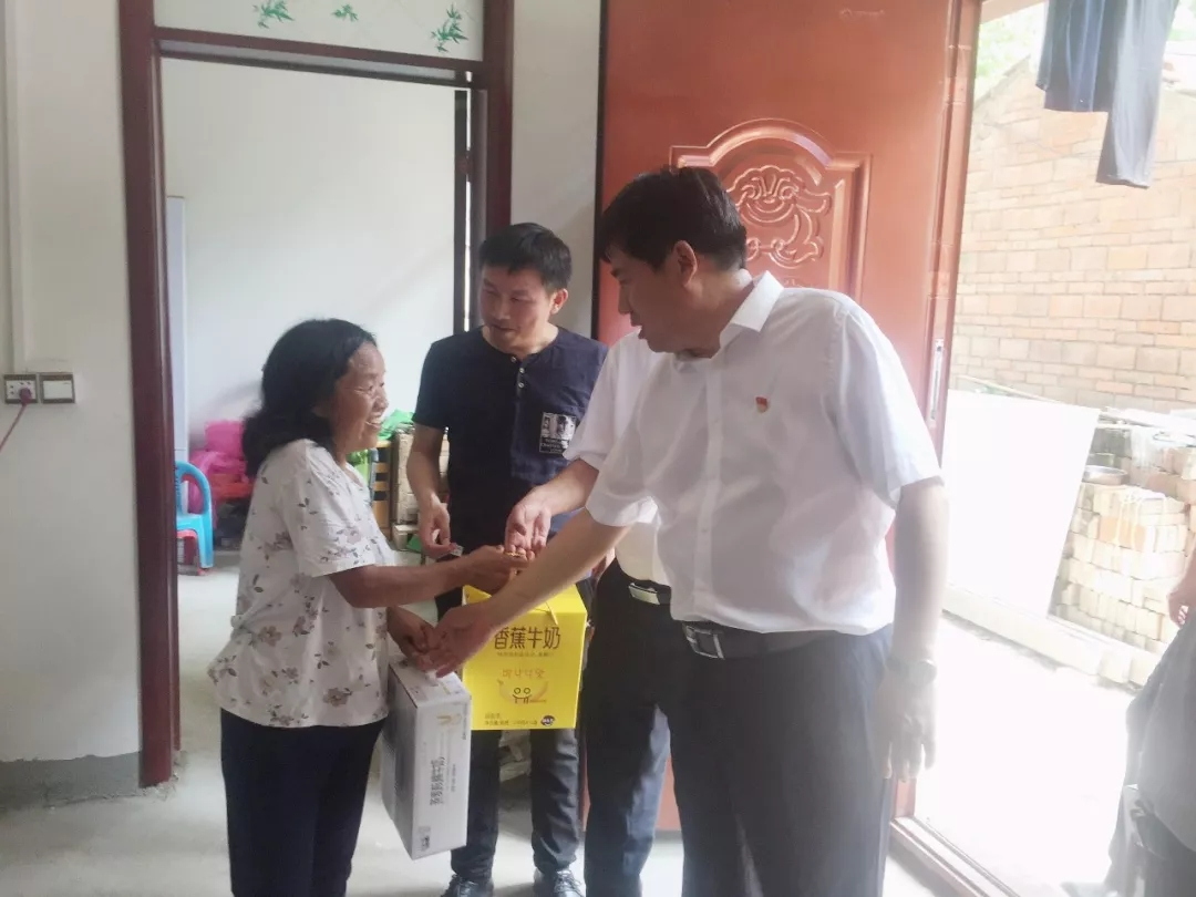 米兰(中国)乳业集团走访慰问贫困户 结对帮扶暖人心 米兰(中国)乳业集团走访慰问贫困户 结对帮扶暖人心