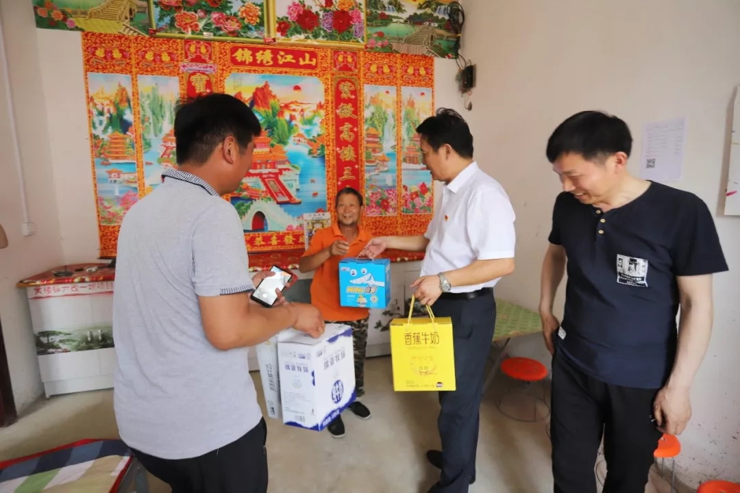 米兰(中国)乳业集团走访慰问贫困户 结对帮扶暖人心 米兰(中国)乳业集团走访慰问贫困户 结对帮扶暖人心
