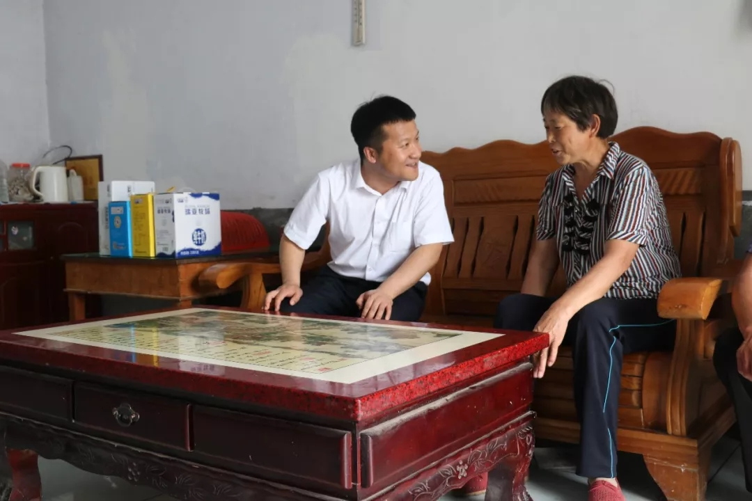 米兰(中国)乳业集团走访慰问贫困户 结对帮扶暖人心 米兰(中国)乳业集团走访慰问贫困户 结对帮扶暖人心