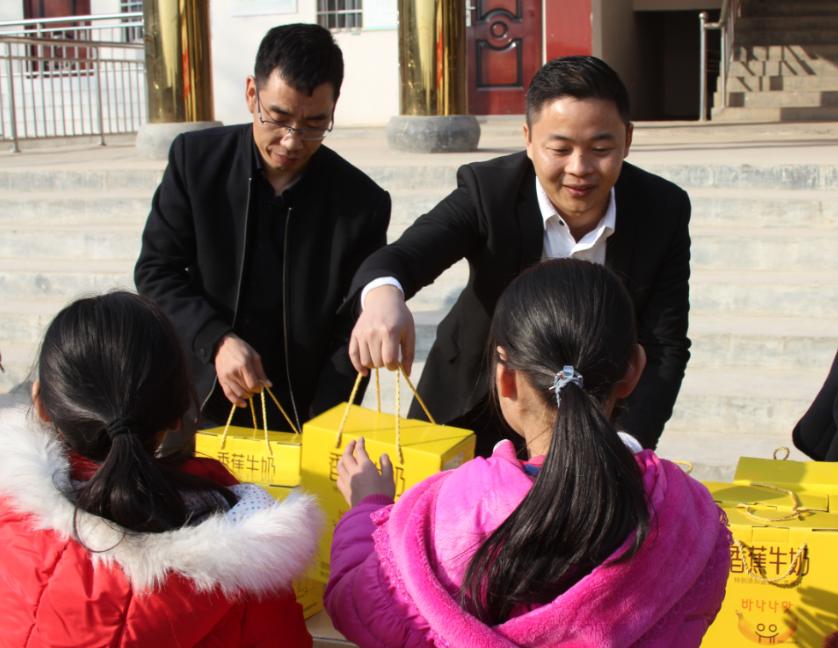 米兰(中国)走进新密白龙庙村 让山区的孩子喝到最新鲜的牛奶 米兰(中国)走进新密白龙庙村 让山区的孩子喝到最新鲜的牛奶