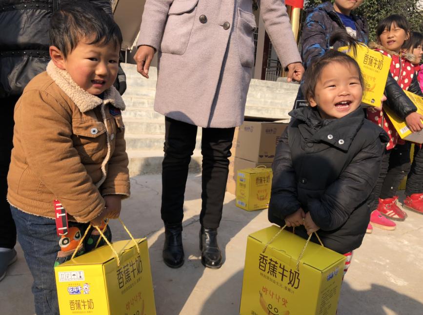 米兰(中国)走进新密白龙庙村 让山区的孩子喝到最新鲜的牛奶 米兰(中国)走进新密白龙庙村 让山区的孩子喝到最新鲜的牛奶