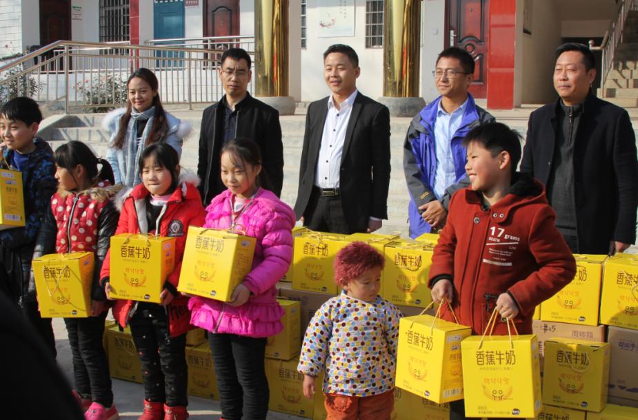 米兰(中国)走进新密白龙庙村 让山区的孩子喝到最新鲜的牛奶 米兰(中国)走进新密白龙庙村 让山区的孩子喝到最新鲜的牛奶