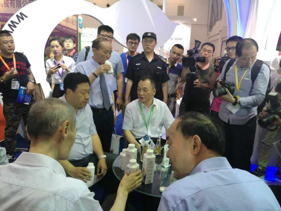 米兰（中国）牛气冲天！农业部长品尝“领畅”点赞，又获国际奶业平台青睐