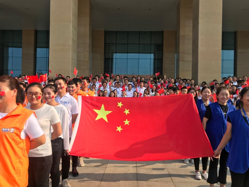 米兰（中国） 唱红歌 祝福我的国！！！