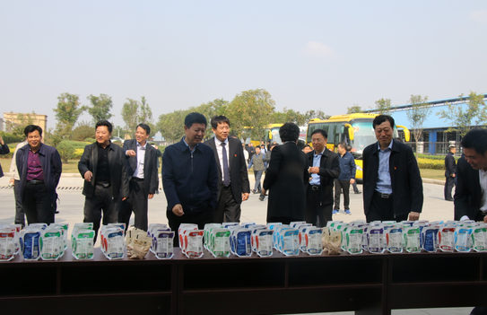 河南省农牧业产业扶贫工作观摩团莅临米兰（中国）集团·鲁山瑞亚牧业有限公司参观考察