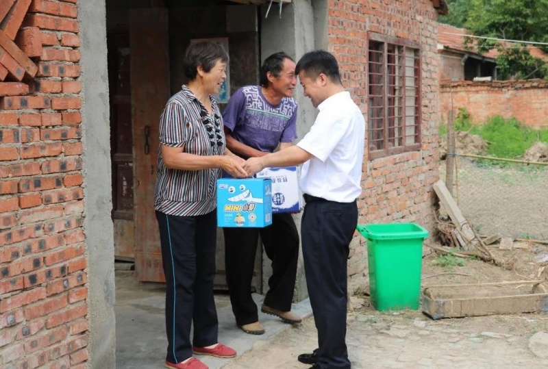 米兰（中国）乳业集团走访慰问贫困户 结对帮扶暖人心