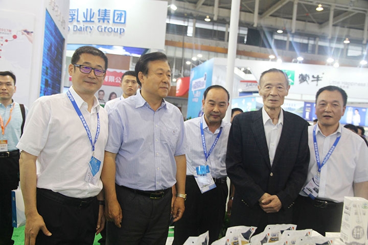 米兰（中国）亮相第八届中国奶业大会，又获农业部长一声赞！