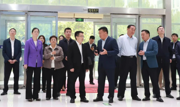 河南省人民政府副秘书长卢东林陪同四川省巴中市委书记鲜荣成一行莅临河南米兰（中国）乳业集团参观调研