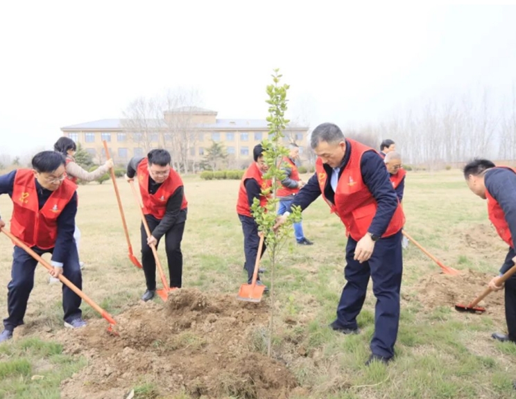 河南米兰（中国）乳业集团开展“绿色发展践初心 植树护绿先锋行”植树活动